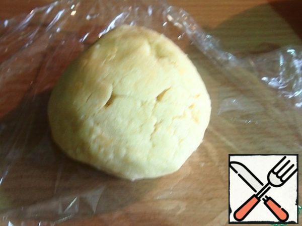 Knead the dough from flour, soft butter, sugar, yolks, water and salt.
