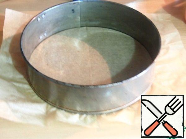 Cover the bottom of the split cake pan with baking paper. The dough is distributed according to the shape, making the sides, the bottom is often pierced with a fork and baked in a hot oven for 10 minutes at a temperature of 180 degrees. Remove the dough from the oven and cool slightly.
