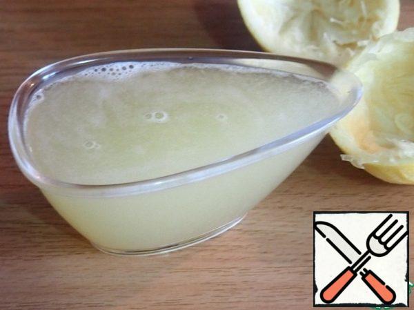 Meanwhile, prepare the lemon cream. Squeeze the juice out of the lemons. I got exactly 100 ml.
