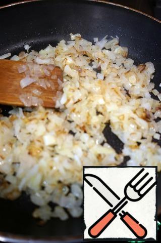 Onions finely chop. Heat the pan with a small amount of vegetable oil and fry it.