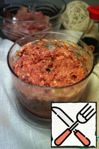 To obtain a more uniform consistency of minced meat, it can be slightly whipped in a blender.