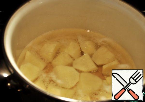 For the dough, prepare liquid mashed potatoes. Chop the potatoes in the broth.
