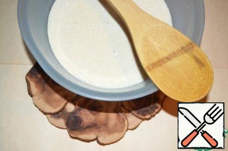 In the second bowl, mix the bulk products: semolina, sugar, baking powder, vanilla sugar.