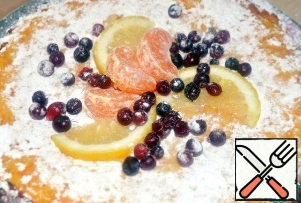 If desired, decorate the cake. I sprinkled powdered sugar and put slices of tangerine, lemon, cranberries. You can also decorate coconut or chocolate, here it all depends on your imagination.
That's it! Our pie is ready! It can be eaten both hot and cold.