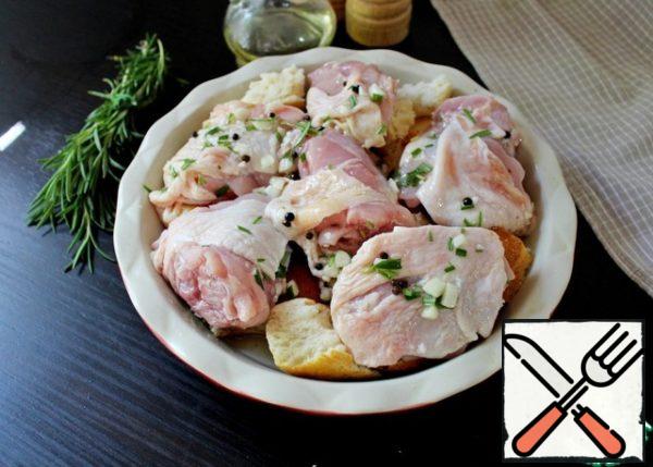 Put the chicken on top and pour the marinade in which the chicken was marinated. Bake at 190°C for 20 minutes.

