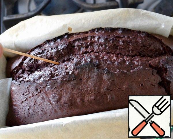 Bake the cake in a preheated oven for about 1 hour. Keep in mind, it rises very well, so be sure to check the readiness of the cake with a wooden skewer - it should come out of the cake dry! Get the cake out of the oven and, without taking it out of the mold, chop it all over the surface with a wooden stick.