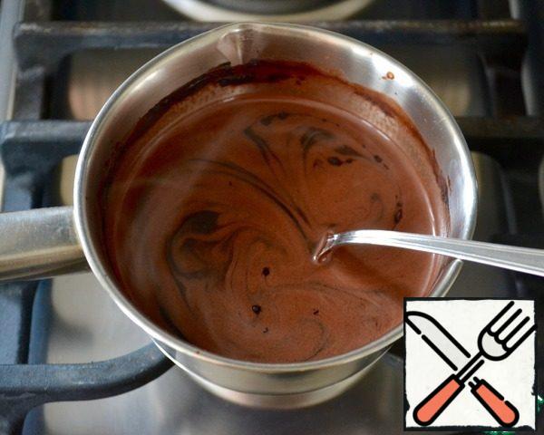 Prepare the syrup. Mix water, sugar and cocoa powder in a small ladle and put on fire. Let it boil. Remove from heat and add chili pepper (powder)... You can not do this, especially if you are going to treat this chocolate cake children!