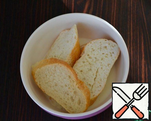 First slices of bread to soak in milk.