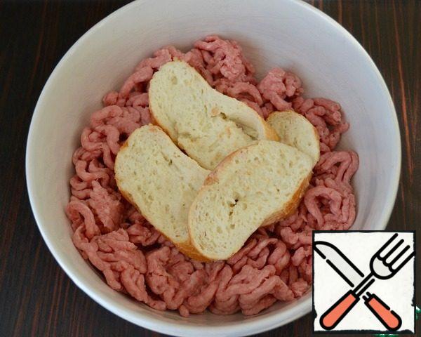 In a bowl put the prepared minced meat and add to it soaked bread with milk. How to mix everything.