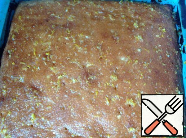 Another hot cake in the baking pan everywhere to pierce a wooden skewer and pour on top of lemon impregnation. Allow the cake to cool completely and remove from the mold.