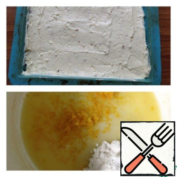 Put the dough in the form, and send in the oven at 180 degrees for 40-50 min. Focus on dry match. The finished cake remove from the oven and do the impregnation. To do this, take the remaining 20 ml of lemon juice and 1 liter of zest. Add to this powdered sugar and mix thoroughly until smooth.