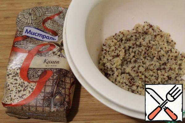 Pour the washed quinoa into a saucepan, pour 300 ml of cold water, bring to a boil and cook under a lid on low heat for 15-20 minutes, until the quinoa absorbs all the water, cool.

