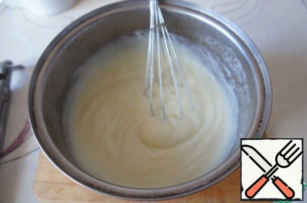 Put on a small fire and cook the custard, stirring constantly, until thick. Cool, stirring the cream periodically, so as not to form a film. To speed up the process, you can put a saucepan in a basin of cold water. Here is and ready our custard cream.