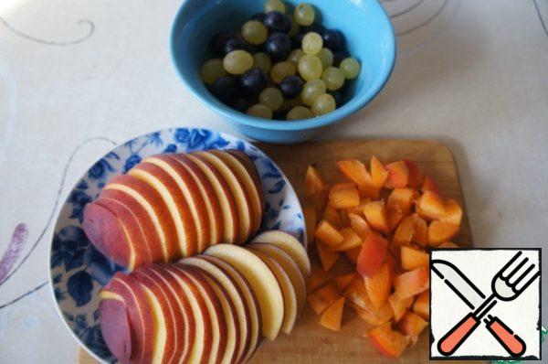 Prepare the fruit. I had 1 peach and a sprig of green and black seedless grapes. Cut the peach into very thin slices.
