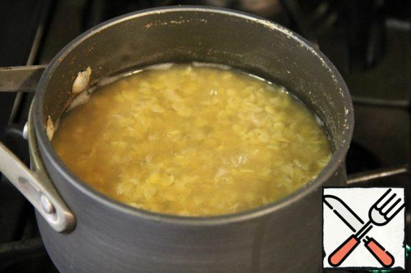 Put in a saucepan, add salt, spices (garlic, cinnamon, cloves, cardamom, nutmeg, coriander and pepper) and water. Put on the fire and simmer over medium heat until tender.
