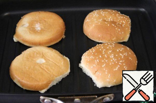Now assemble the burger. The bread is slightly dried in a frying pan.
