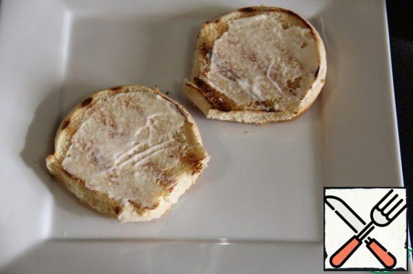 Grease the bottom piece of dried bread with mayonnaise.
