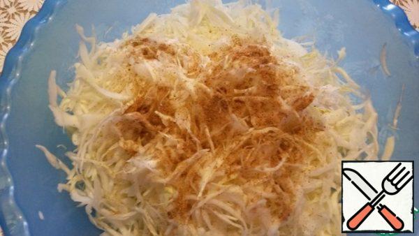 Cabbage finely shinkuem, add a mixture of peppers and salt to taste, a little stretch cabbage hands.