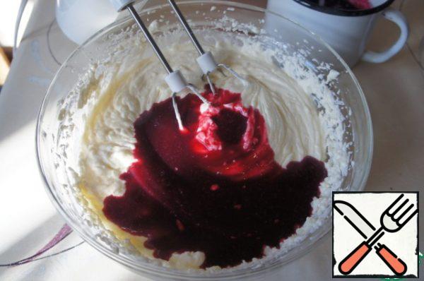 And combine with blackcurrant puree. Pour the puree into the cottage cheese and cream mass and mix. Now our curd mass is ready.