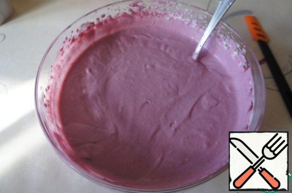 All mix: blackcurrant puree with gelatin, custard and cream-curd mass, beat a little mixer at low speed until smooth.
A small amount of mass put in a form about 1 cm thick and put in the refrigerator.