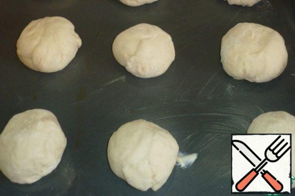 Form round buns, put them on a baking sheet, cover with a towel, leave for 30 minutes.