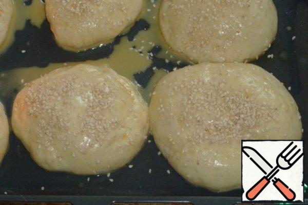 And sprinkle with sesame seed. Bake buns in a preheated 180 degree oven for 30 minutes, focusing on the capabilities of its oven.