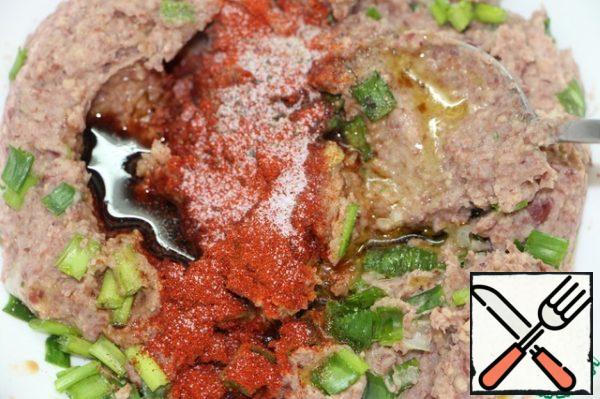 Add finely chopped green onions, soy sauce, a spoonful of vegetable oil, dry paprika to the minced meat and knead thoroughly. As for the chops.
