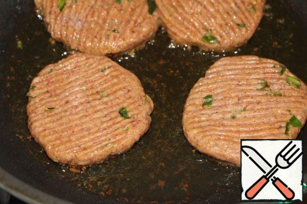 Heat a frying pan with 1 tablespoon of vegetable oil and fry the burgers for a couple of minutes on each side.