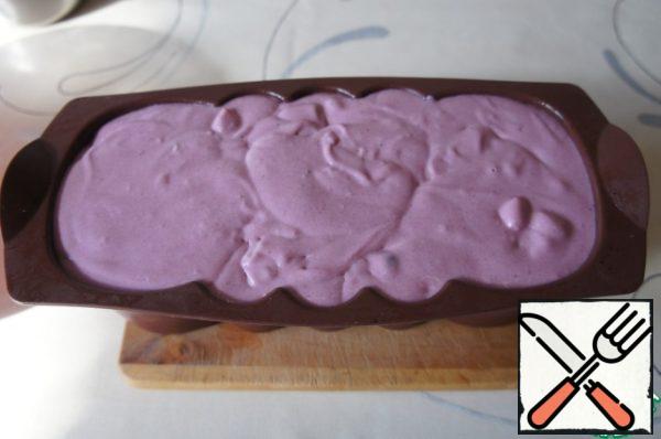 Put the remaining mass on the edges of the mold. Put it in the refrigerator overnight.
