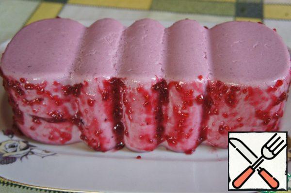 When the mass hardens well, remove the terrine from the mold, decorate with raspberry jam.
