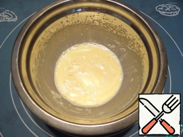 While cooking potatoes, prepare the sauce to decorate the bread. Yolk, milk, sugar and flour beat a little mixer.