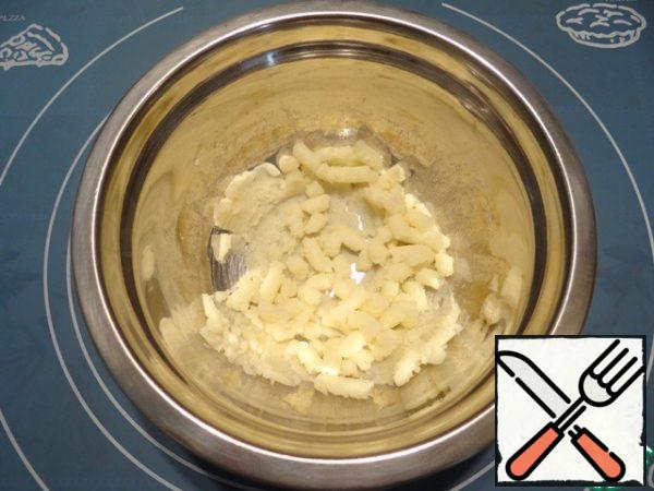 Mash boiled potatoes, let them cool down.
