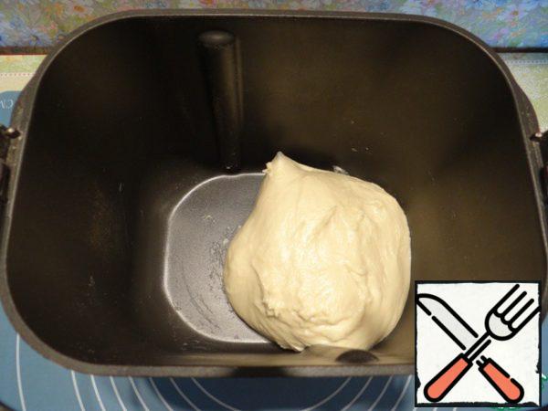 Add the egg, flour, mashed potatoes, sugar, milk powder, salt, softened butter and place the bucket in the bread maker. Include the mode of kneading.