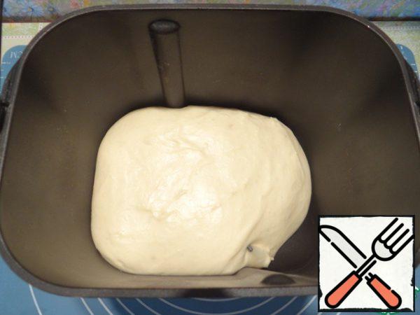 The dough is covered with a film and give it in a warm place to increase in volume in two to three times.