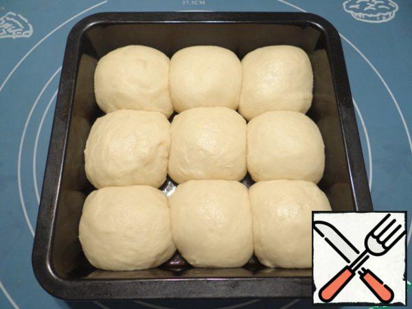 Cover the form with a film and give the dough in a warm place to increase in volume twice.