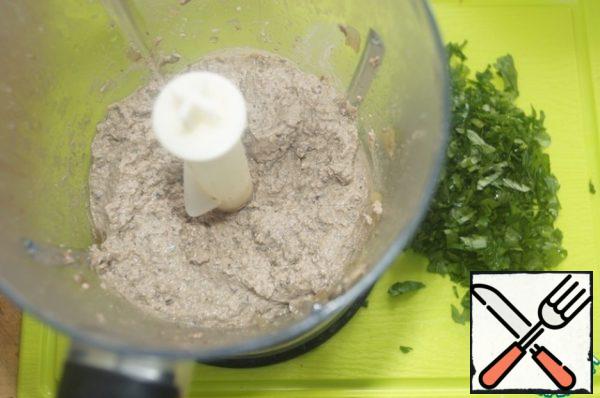 Put the liver, onion and mushrooms in a blender bowl. Rub it. Chop the greens.
