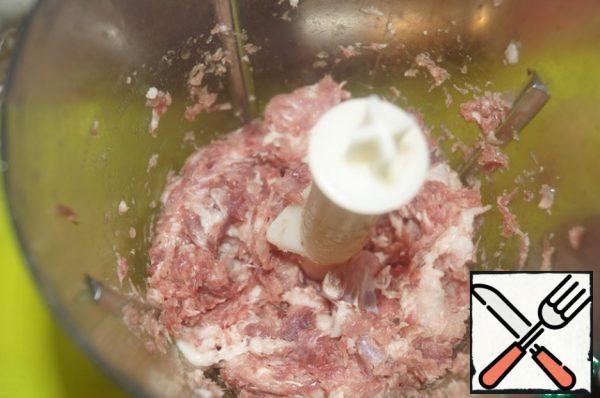Chop pork and beef into minced meat using a blender or meat grinder.
