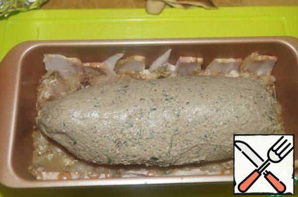 Then put 1/3 of the meat filling. Remove the liver paste from the film and put it on top of the minced meat.
