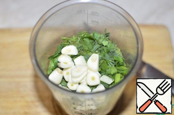 Put greens and garlic in a blender bowl, pour olive oil and salt. Punch greens in a more or less uniform state.