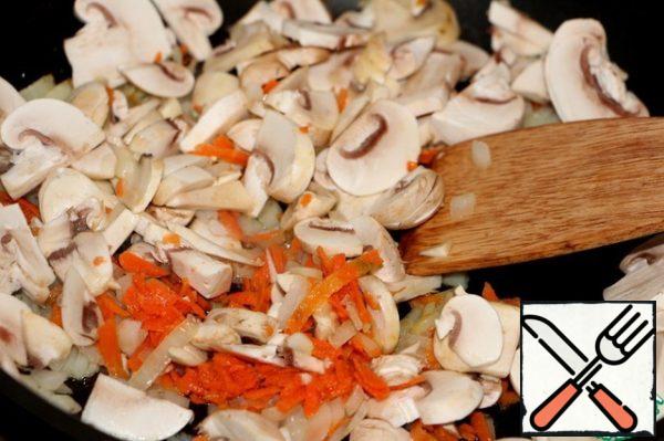Mushrooms cut into slices. Finely chop the onion.
Grate the carrots.
On preheated olive oil, simmer the onion until it becomes transparent.
Add carrots and mushrooms, cook, stirring, over high heat, without frying (the liquid should evaporate completely).
Remove from heat and allow to cool.