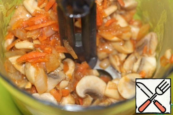 Combine in a bowl of a blender 150 g chicken breast fillet and mushrooms with onions. Grind the mixture until smooth.