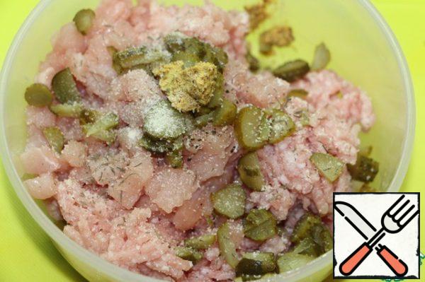 To the mince add the diced chicken, grainy mustard and chopped cornichons arbitrarily. Stir.
Add the cream to the minced meat, season with nutmeg, thyme, pepper and salt.
Carefully knead the minced meat with your hands.