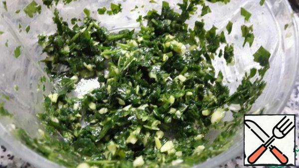 Second method of feeding:
We'll make a green dressing. In a blender grind: herbs, garlic, add oil and lemon juice, salt.