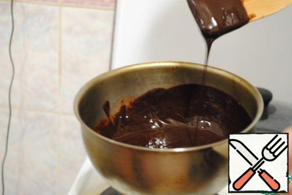 When the chocolate and butter are completely melted, let the mass cool down a little.
