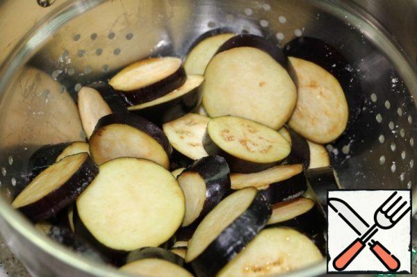 Cut the eggplant into slices, add salt (1 tsp salt) and leave for half an hour to remove the bitterness.
