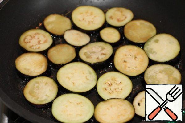 Then wash the eggplant from salt, dry and fry in olive oil. No frying. Put on paper towels to remove excess oil.