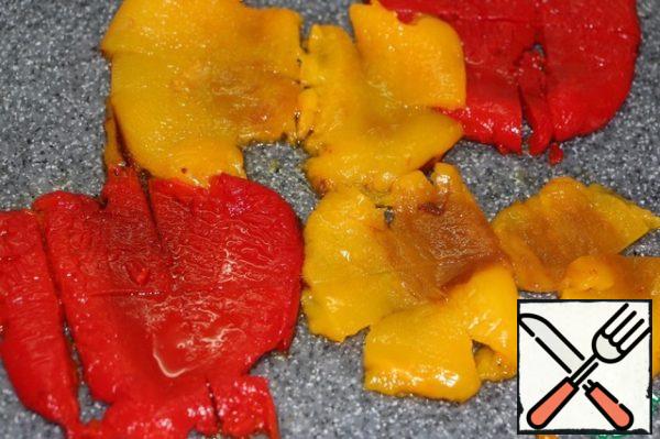 Sprinkle the bell pepper with oil and bake in a preheated 200 degree oven. Then to remove in package. To remove the skin.