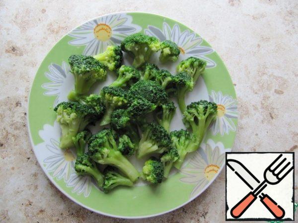 Boil broccoli in boiling salted water for a few minutes, so that the inflorescences become tender, but do not lose elasticity.