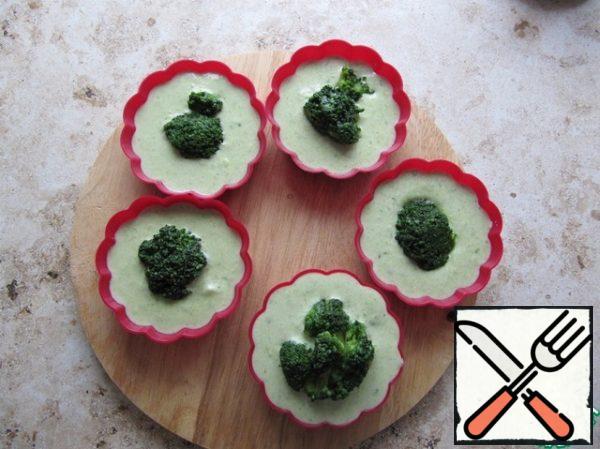 Put on top of the boiled broccoli inflorescences, send in the refrigerator until completely cooled! Bon appetit!