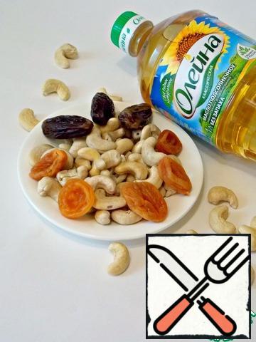 To begin with, we fill the nuts with boiled water, so that they are completely covered and leave for at least two hours. We'll do the same with dried apricots and dates. Drain and pour.